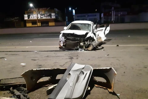 Jovem fica gravemente ferido após carro bater em caminhão na Souza Naves