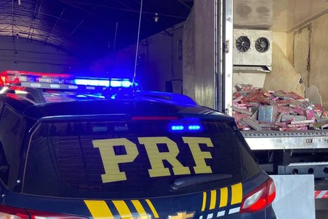 PRF apreende mais de uma tonelada de maconha em fundo falso de caminhão