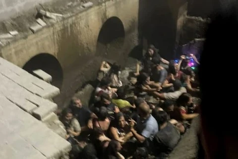 Vídeo - Calçada às margens de rio em Joinville desaba e deixa 33 pessoas feridas