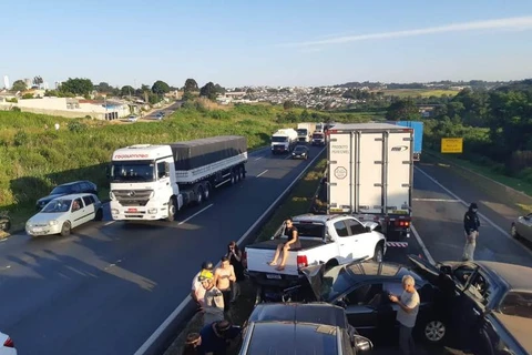 Engavetamento com 8 veículos deixa feridos em PG