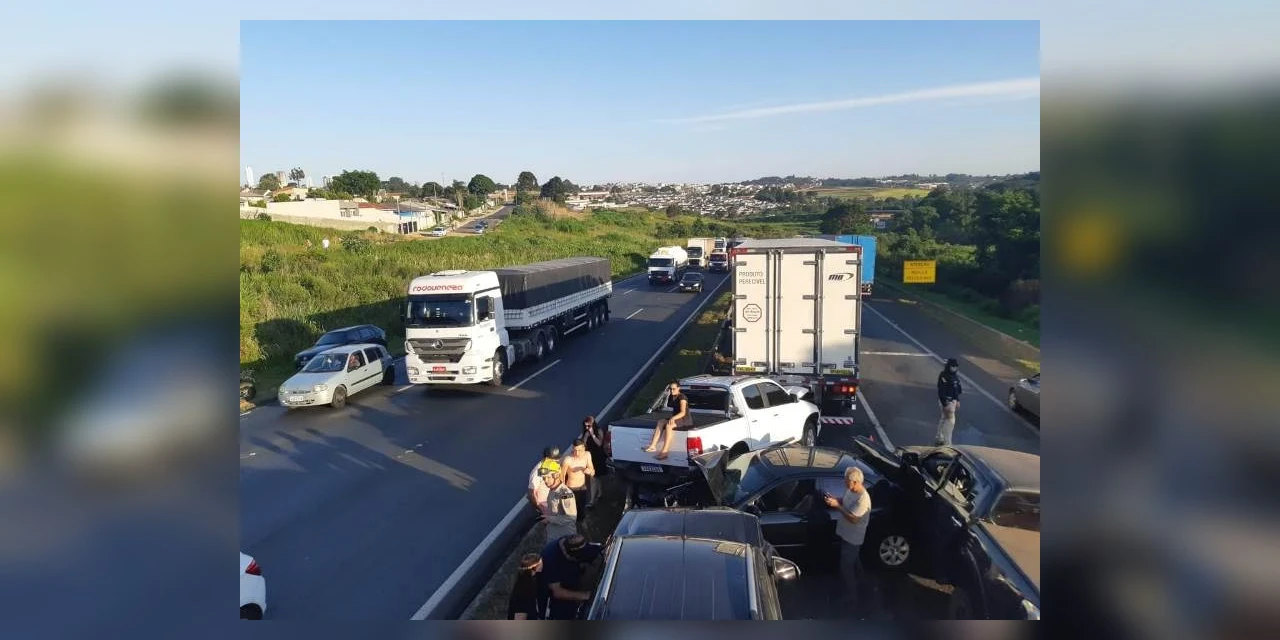 Engavetamento com 8 veículos deixa feridos em PG