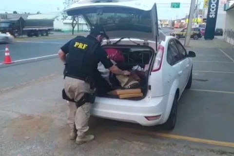 Casal que viajava com duas crianças transportando quase 50 Kg de drogas é preso em PG