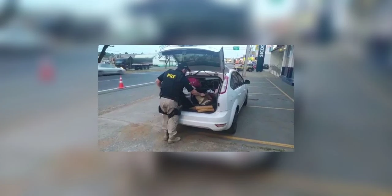 Casal que viajava com duas crianças transportando quase 50 Kg de drogas é preso em PG