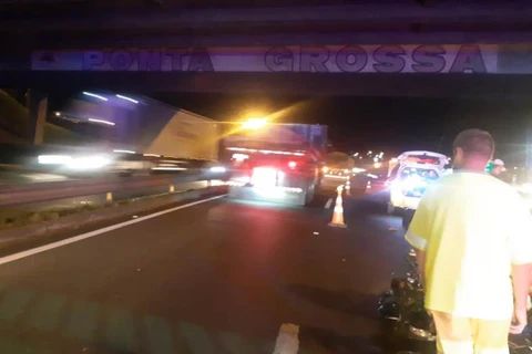 Motociclista e garupa ficam gravemente feridos após acidente em Ponta Grossa