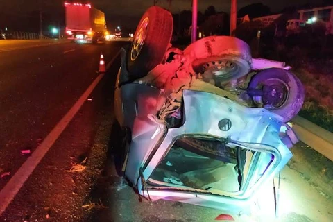 Motorista capota carro ao bater em caminhão na Souza Naves