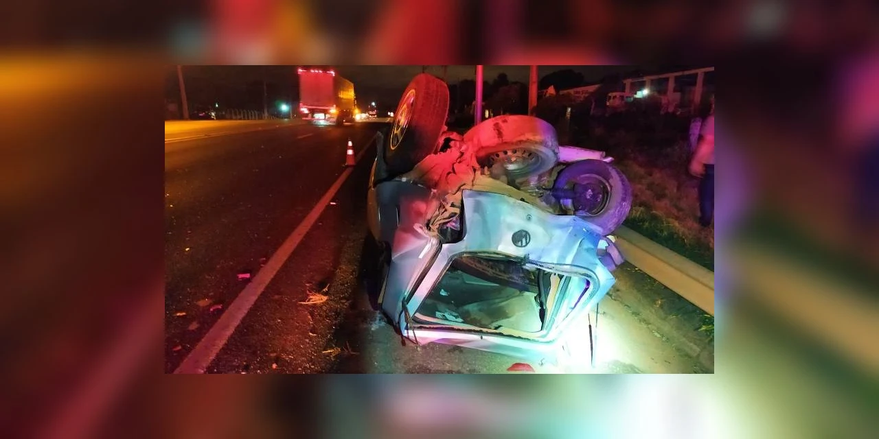 Motorista capota carro ao bater em caminhão na Souza Naves