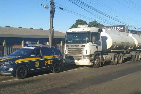 PRF liberta caminhoneiro feito refém após troca de tiros com assaltante em PG