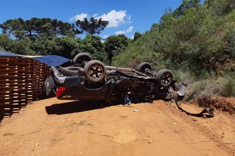 Capotamento deixa dois feridos na Souza Naves, em PG