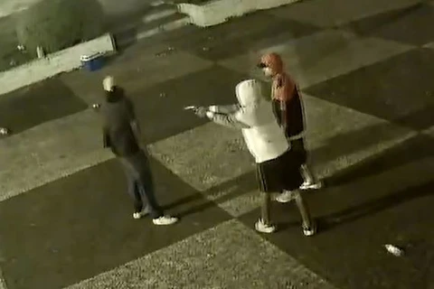 Vídeo mostra homem sendo baleado na madrugada, em Castro