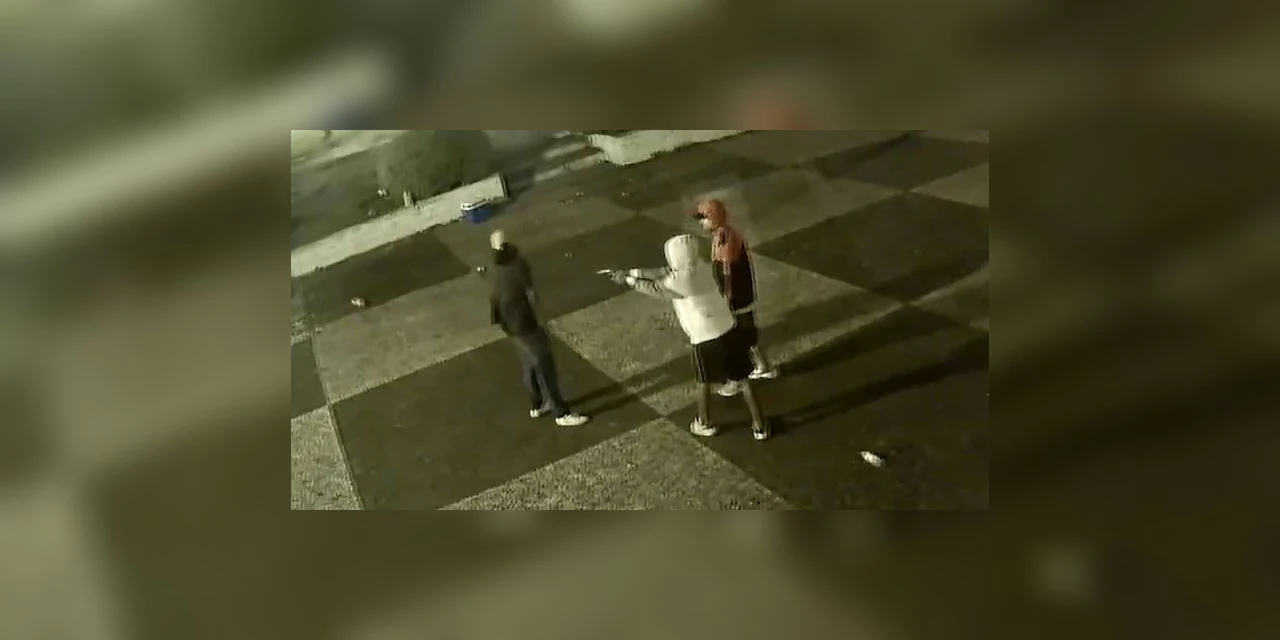 Vídeo mostra homem sendo baleado na madrugada, em Castro