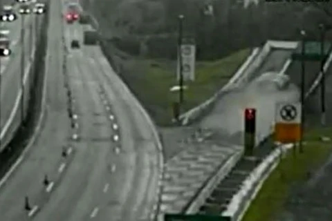 Vídeo - Caminhão com 27 toneladas de plastico perde o freio e usa área de escape na BR-376