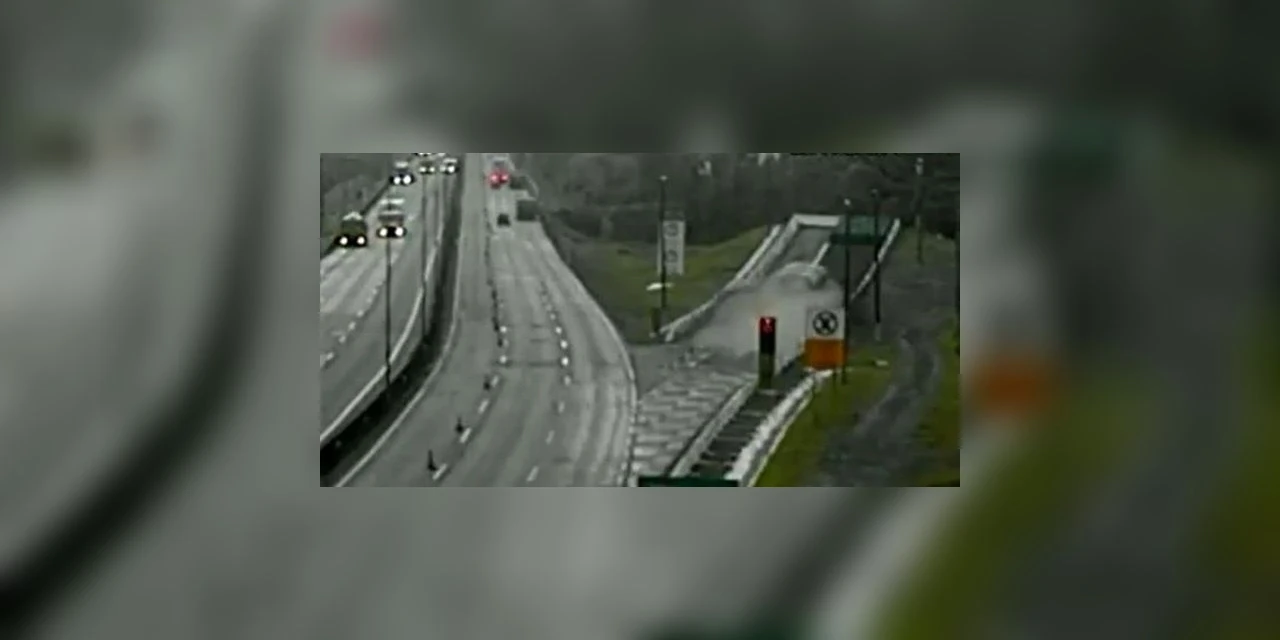 Vídeo - Caminhão com 27 toneladas de plastico perde o freio e usa área de escape na BR-376