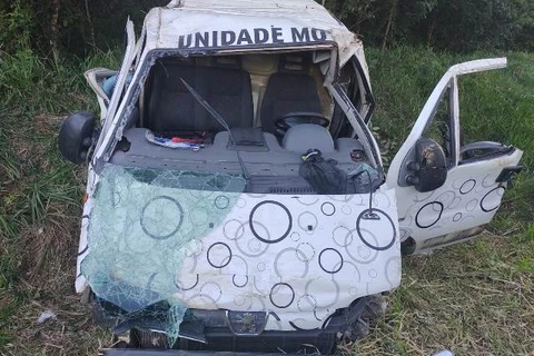 Motorista tenta ultrapassagem e causa acidente; diz PRF