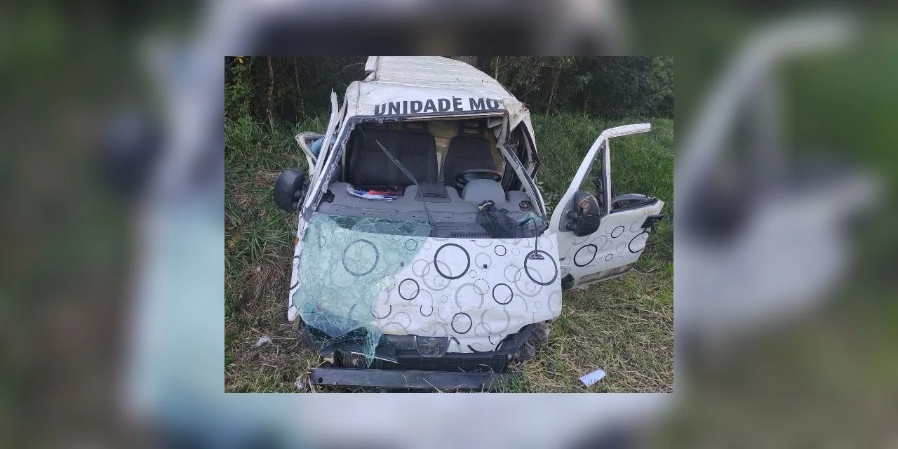 Motorista tenta ultrapassagem e causa acidente; diz PRF