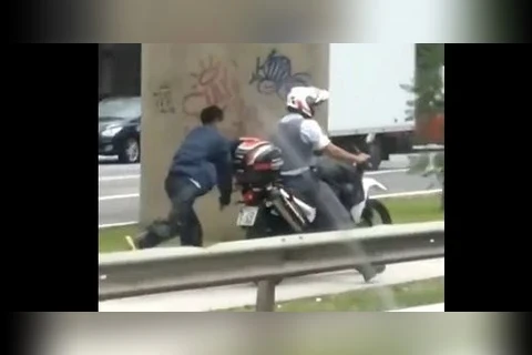 Vídeo flagra PM puxando homem algemado a moto em SP