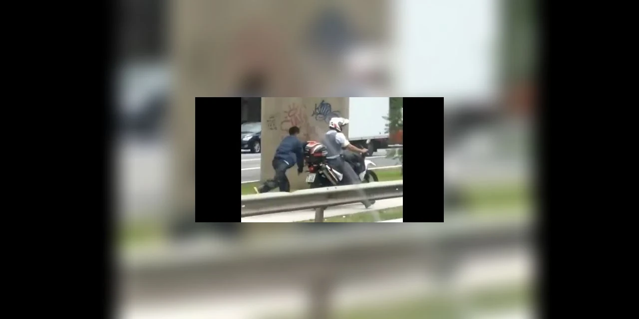Vídeo flagra PM puxando homem algemado a moto em SP