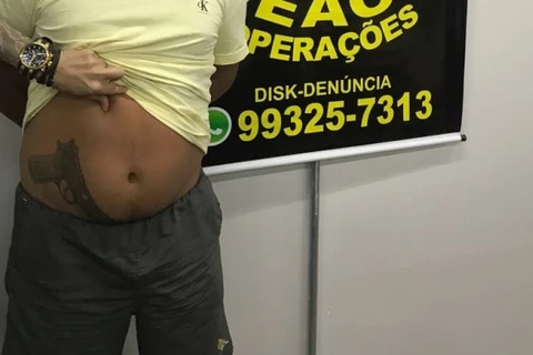Traficante que usava tatuagem de arma para ameaçar vítimas é preso em Manaus