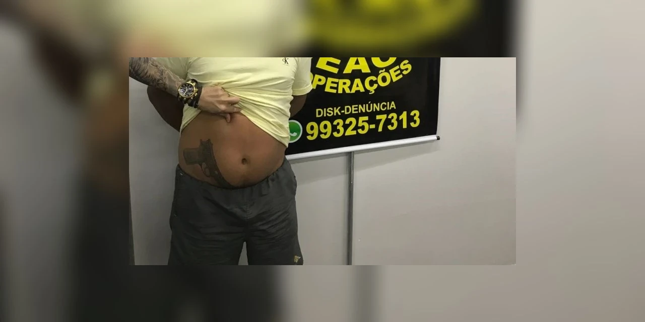 Traficante que usava tatuagem de arma para ameaçar vítimas é preso em Manaus