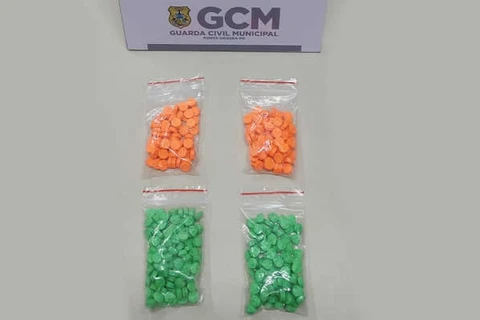 Suspeito de trafico foge e abandona embalagem com 350 comprimidos de ecstasy, em PG