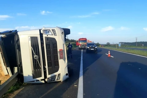 Motorista de 38 anos morre durante tombamento de caminhão, em PG