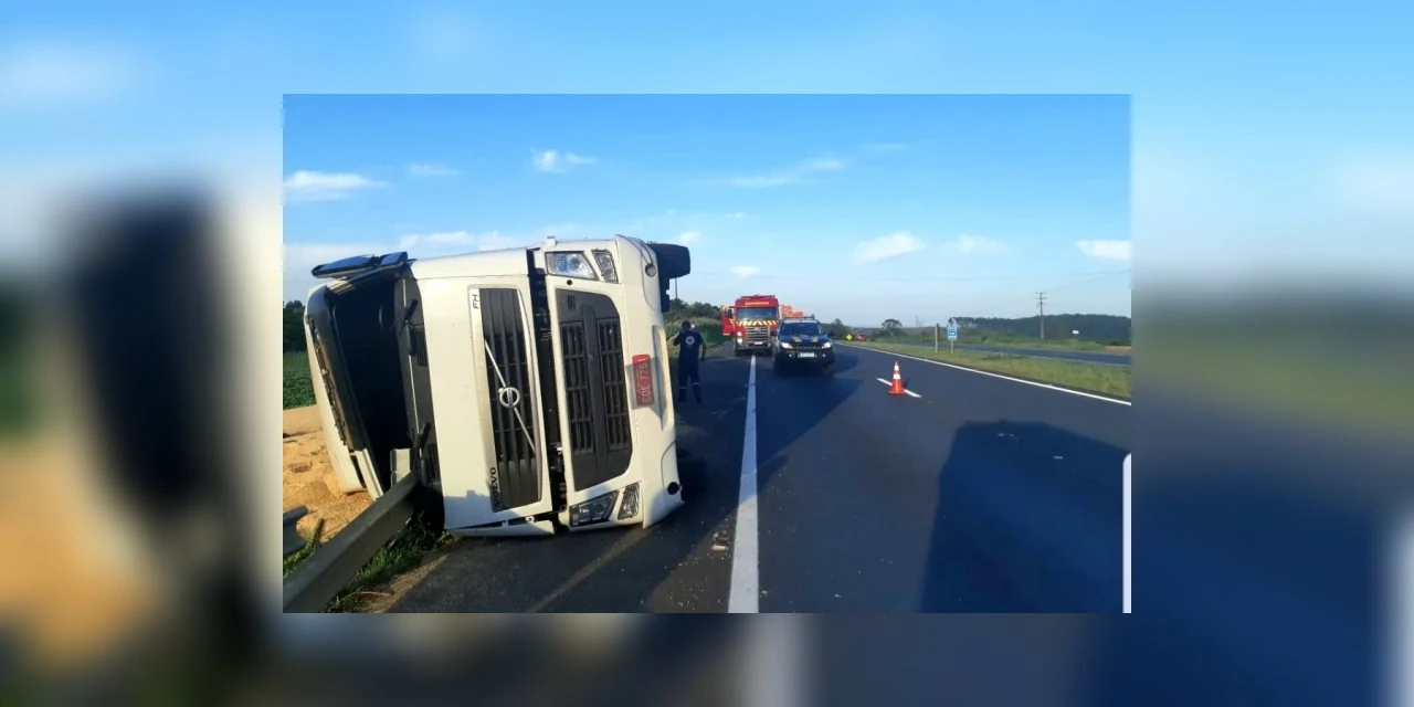 Motorista de 38 anos morre durante tombamento de caminhão, em PG