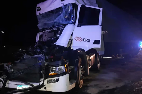 Motorista sofre ferimentos graves após colisão traseira entre dois caminhões em PG