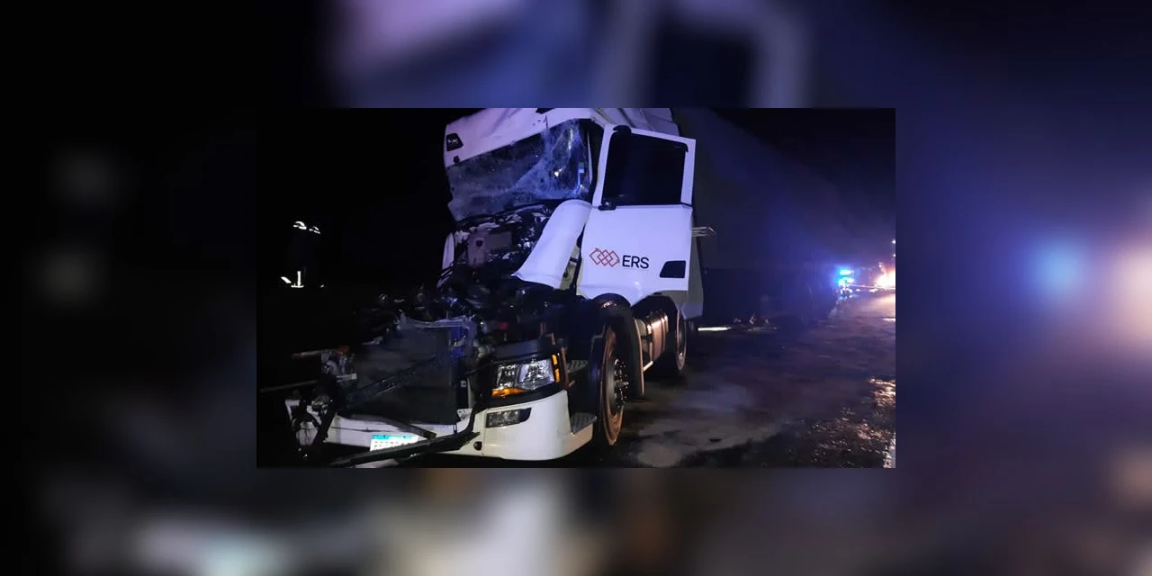 Motorista sofre ferimentos graves após colisão traseira entre dois caminhões em PG