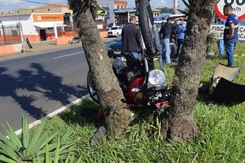 Motociclista fica em estado grave após acidente na Souza Naves