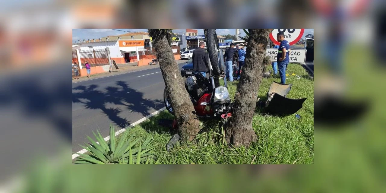 Motociclista fica em estado grave após acidente na Souza Naves