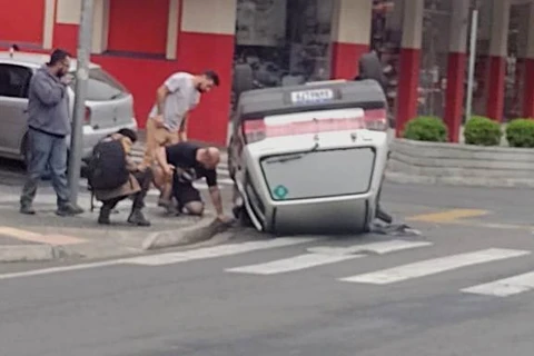 Carro capota depois de batida no centro de Ponta Grossa