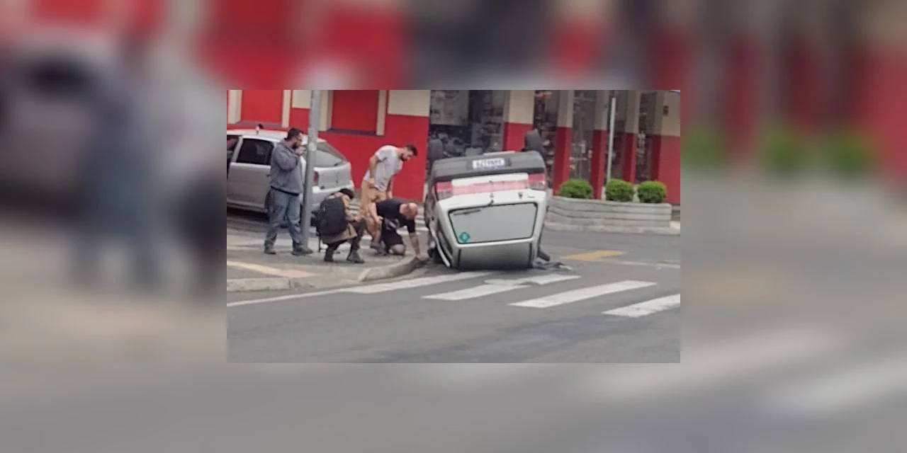 Carro capota depois de batida no centro de Ponta Grossa