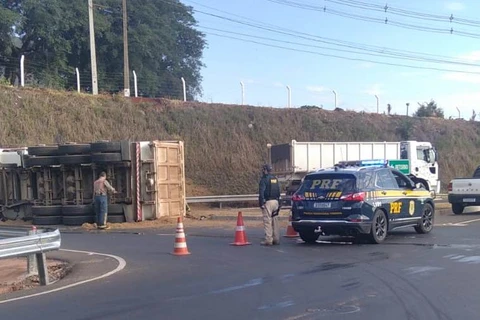Motorista é encaminhado ao hospital depois de tombar caminhão na BR-376, em PG