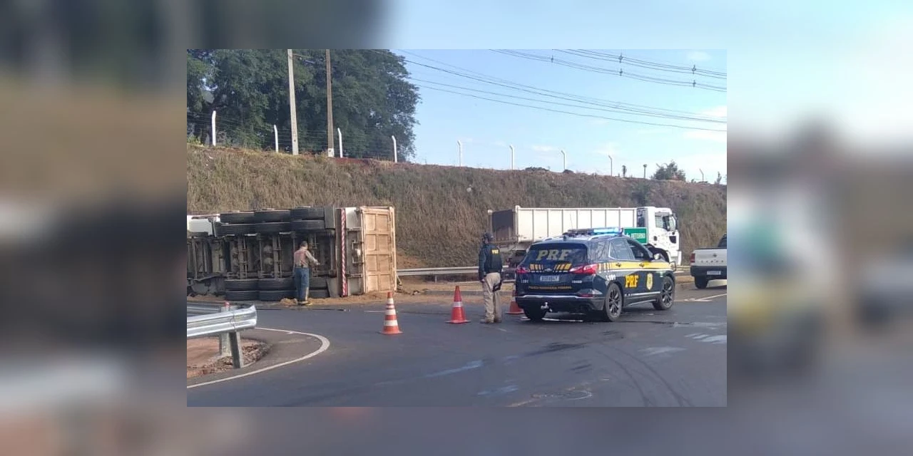 Motorista é encaminhado ao hospital depois de tombar caminhão na BR-376, em PG