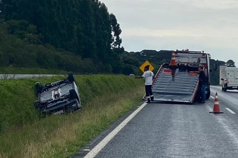 Carro capotado e sem condutor é encontrado na PR-151, em Pirai do Sul