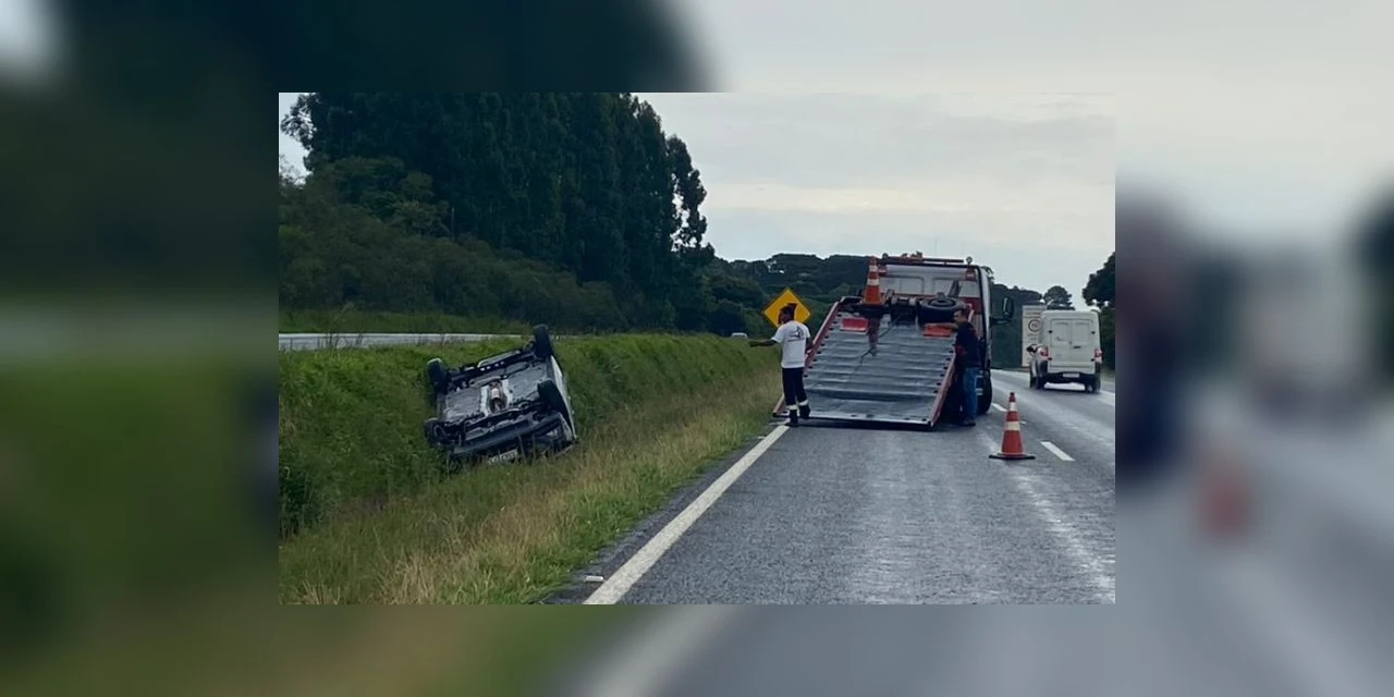 Carro capotado e sem condutor é encontrado na PR-151, em Pirai do Sul