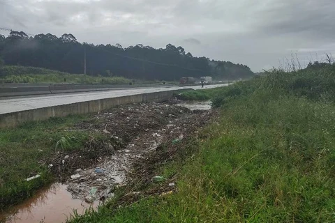 Lixo faz com que Arroio da Ronda transborde novamente