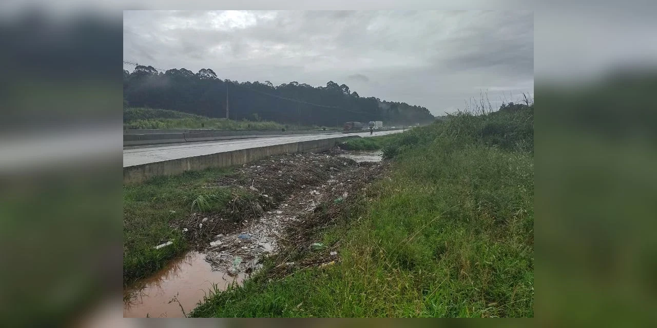 Lixo faz com que Arroio da Ronda transborde novamente