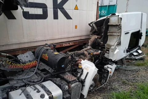 Colisão entre trem e caminhão deixa pista interditada por mais de 2 horas, em Imbituva