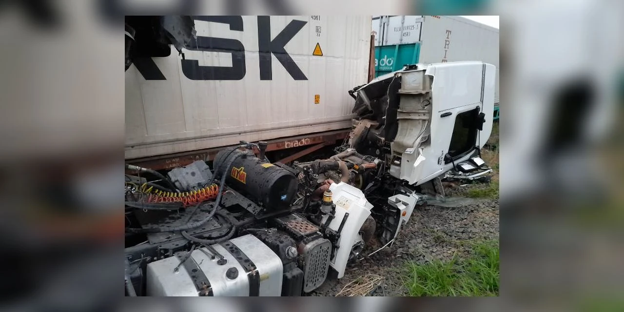Colisão entre trem e caminhão deixa pista interditada por mais de 2 horas, em Imbituva
