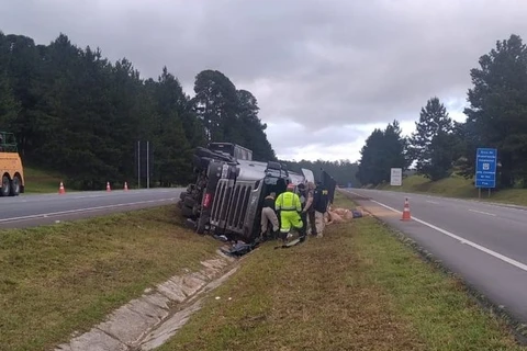 Caminhão tomba e motorista morre na BR-116, em Curitiba