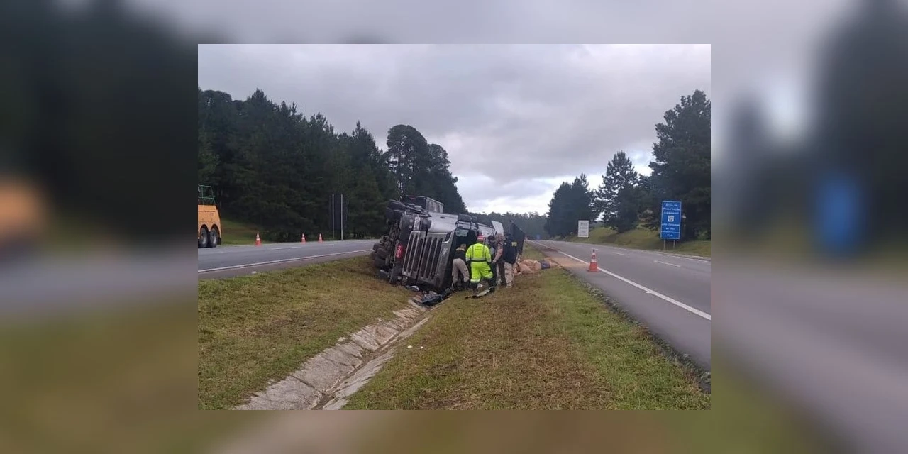 Caminhão tomba e motorista morre na BR-116, em Curitiba