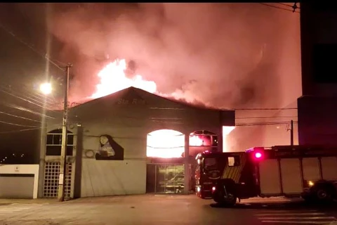 VÍDEO - Fogo destrói Capela do Cemitério Municipal de Irati