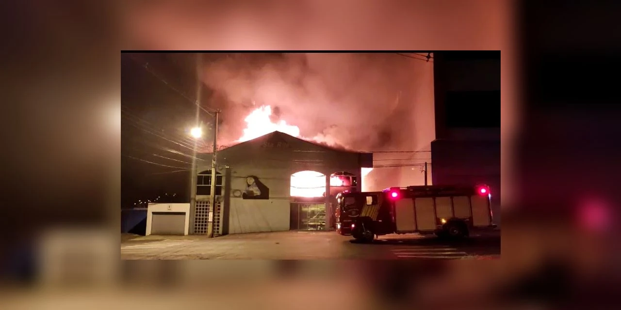 VÍDEO - Fogo destrói Capela do Cemitério Municipal de Irati