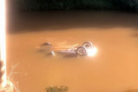 Motorista morre após perder o controle da direção e cair com carro em rio no Paraná