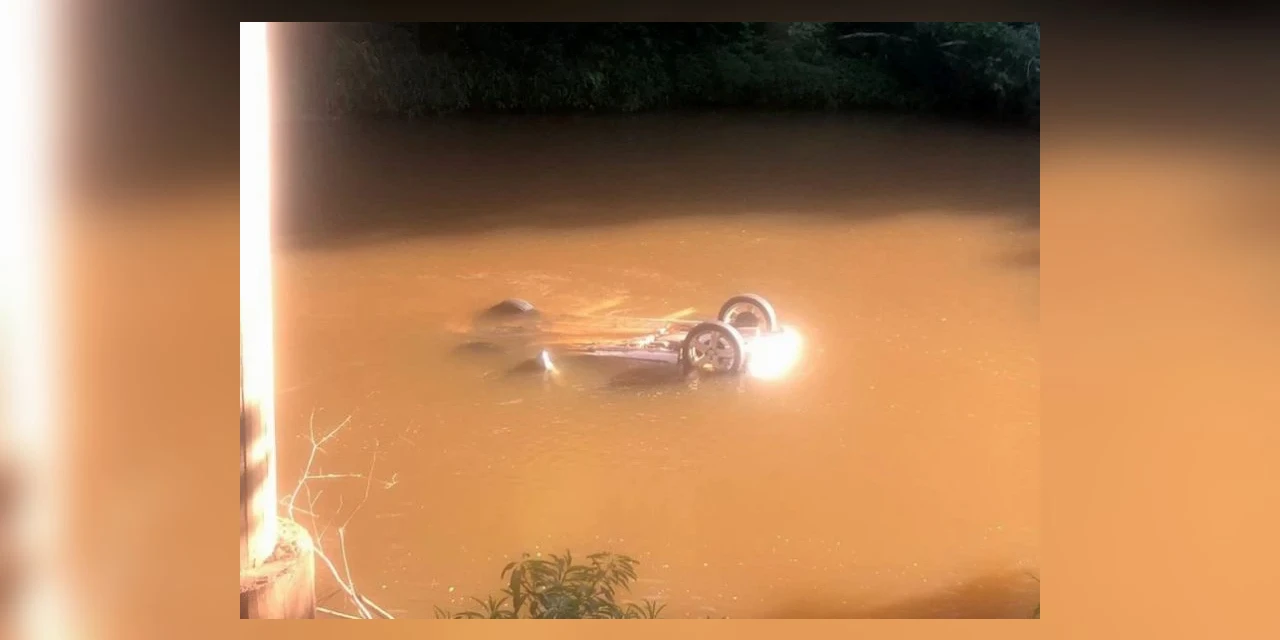 Motorista morre após perder o controle da direção e cair com carro em rio no Paraná