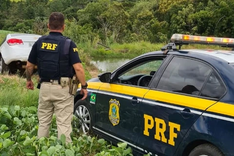 VÍDEO - Após perseguição policial PRF apreende 155 kg de drogas, em Palmeira