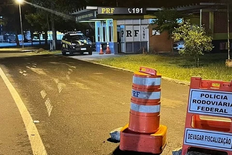 Condutor embriagado é preso após passar a mais de 150 km/h em posto da PRF