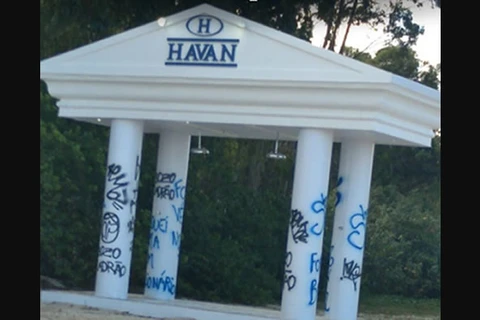 Vândalos picham "chuveirão" da Havan instalado em praia de SC