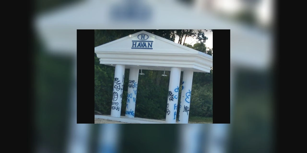 Vândalos picham "chuveirão" da Havan instalado em praia de SC