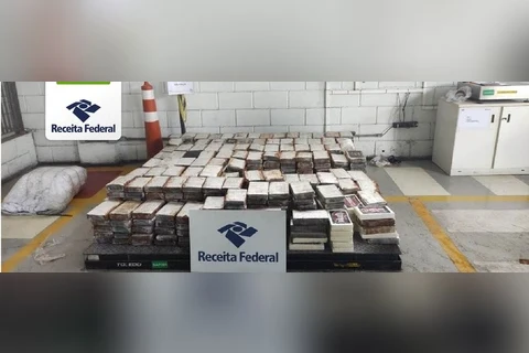 Com ajuda de cão de faro, Receita Federal apreende 1,2 toneladas de cocaína no Porto de Santos